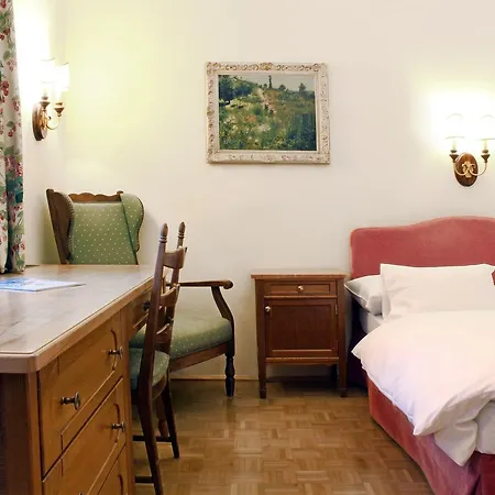 ホテル Gruener Baum 4*