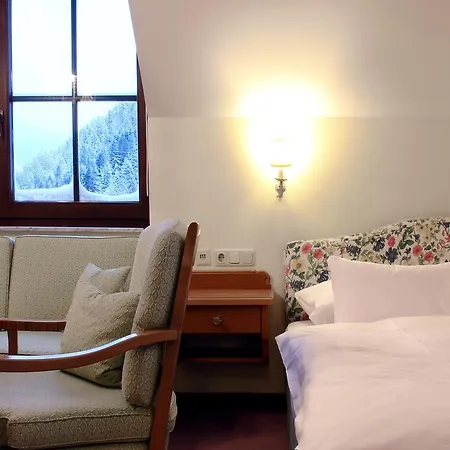 ホテル Gruener Baum 4*